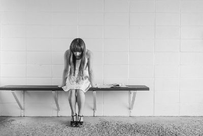 woman alone on bench tarot card meaning the hermit